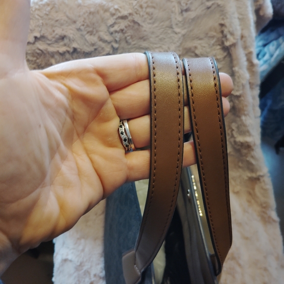 FLAWLESS!! Michael Kors, Large Maple Logo Signature Logo Crossbody/Tote - Picture 4 of 12